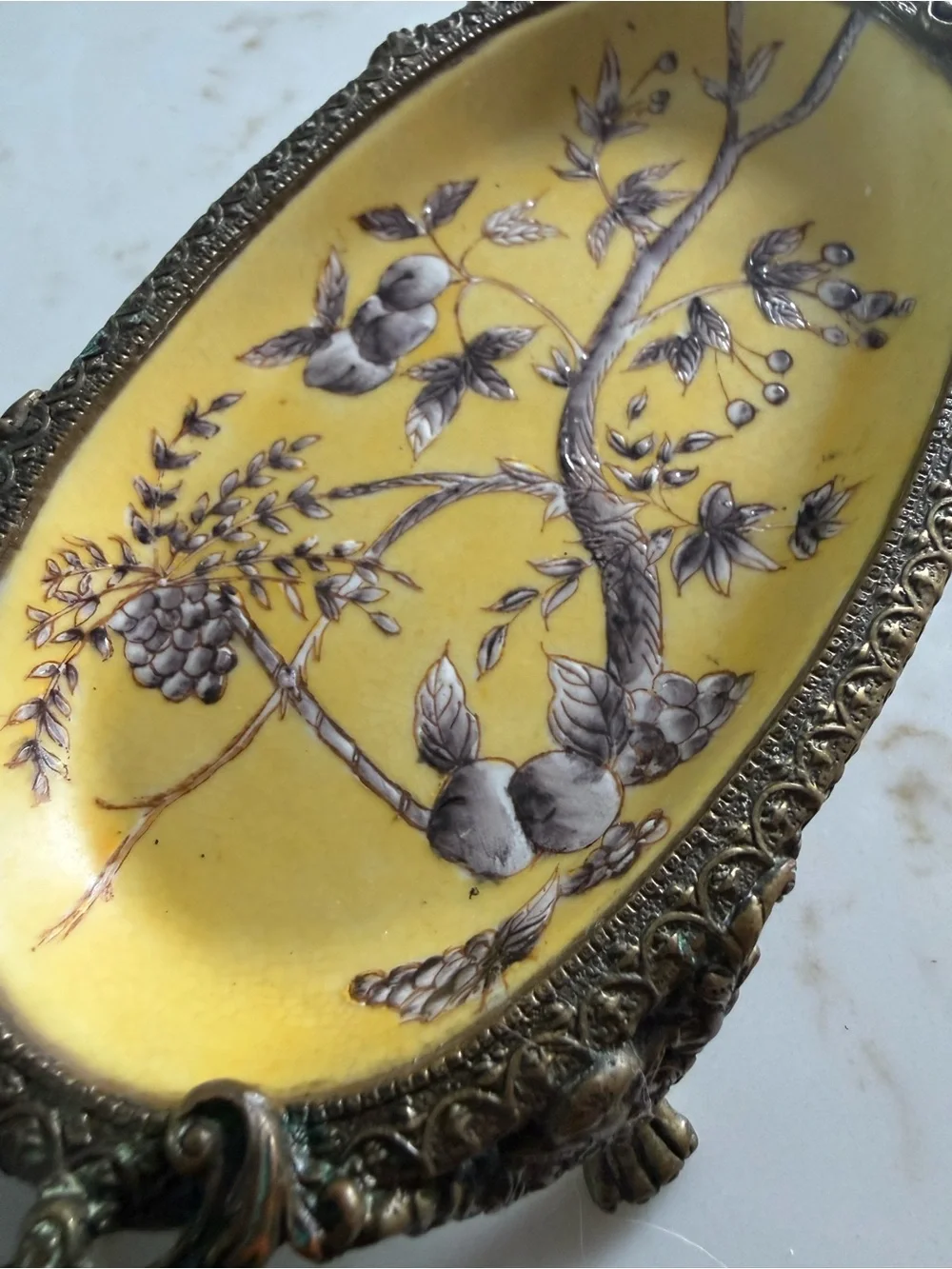 Vintage Hua Rong Tang Zhi Floral Porcelain Soap Dish with Brass Feet